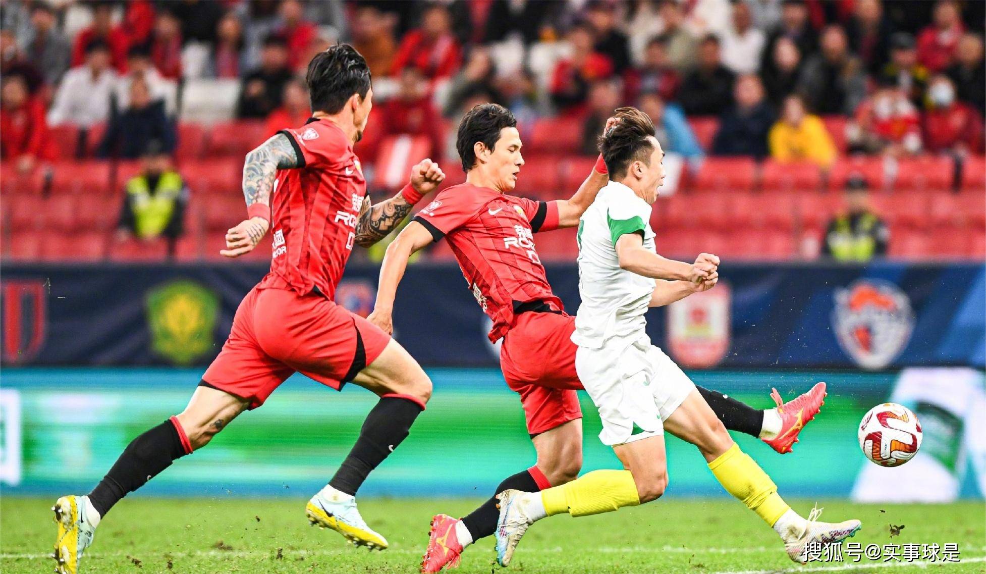 九游网页官网-足总杯赛程吃紧，夏洛特黄蜂今晨豪取连胜，压力陡增，轮换策略成焦点(足总杯连胜英超队)